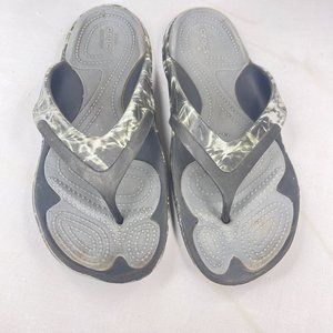CROCS Mens 7 Womens 9 Dual Comfort Gray Camo Thong Flip Flops Comfort Cushion